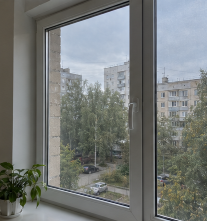 Окно с видом на жилой двор